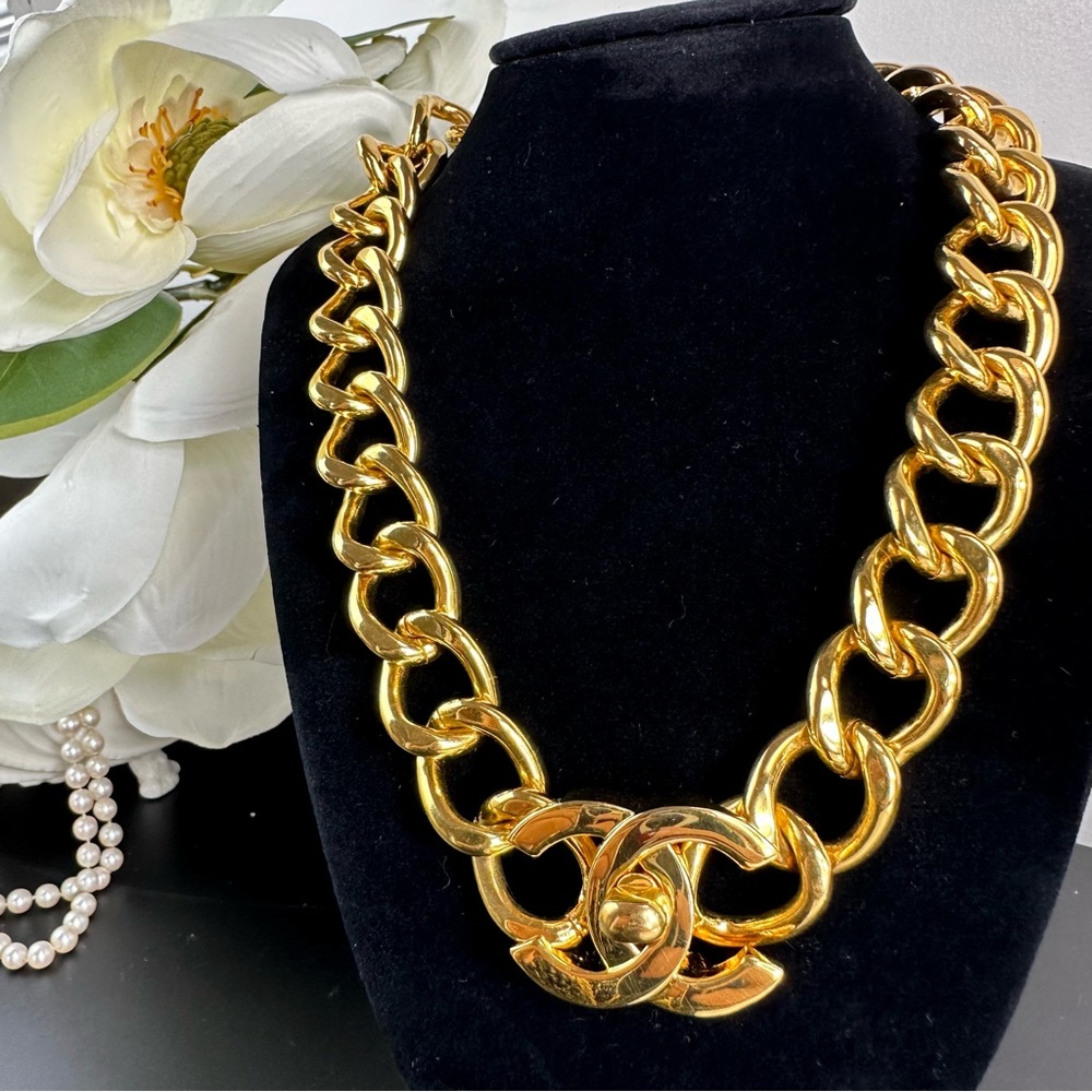 NE7 Chanel CC turnlock choker necklace